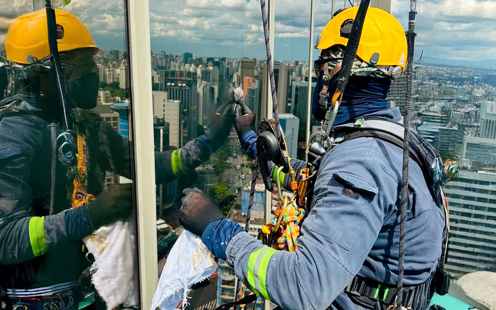 Equipe executando inspeções e descomissionamento