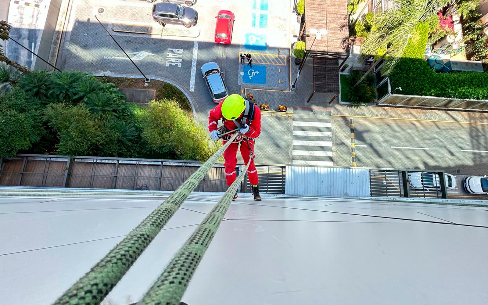 Equipe executando vantagens do alpinismo industrial