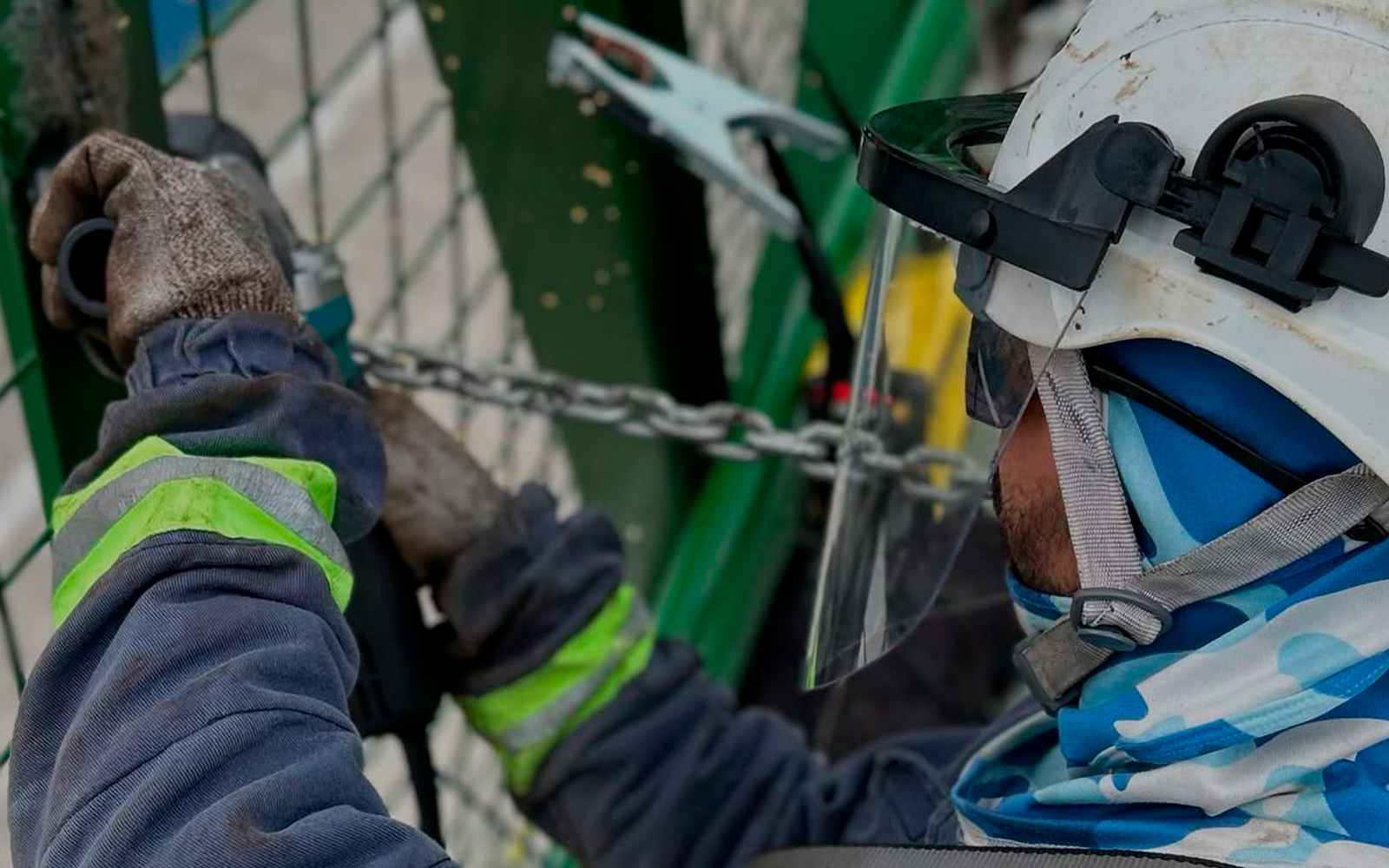 Alpinista industrial inspecionando estrutura metálica