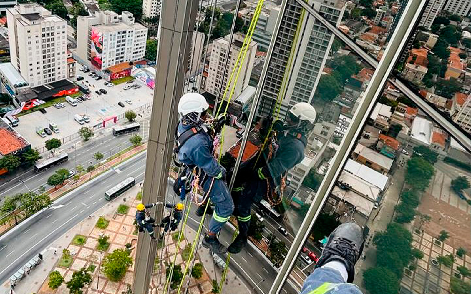 Detalhes de serviço de manutenção predial com alpinismo industrial em São Paulo