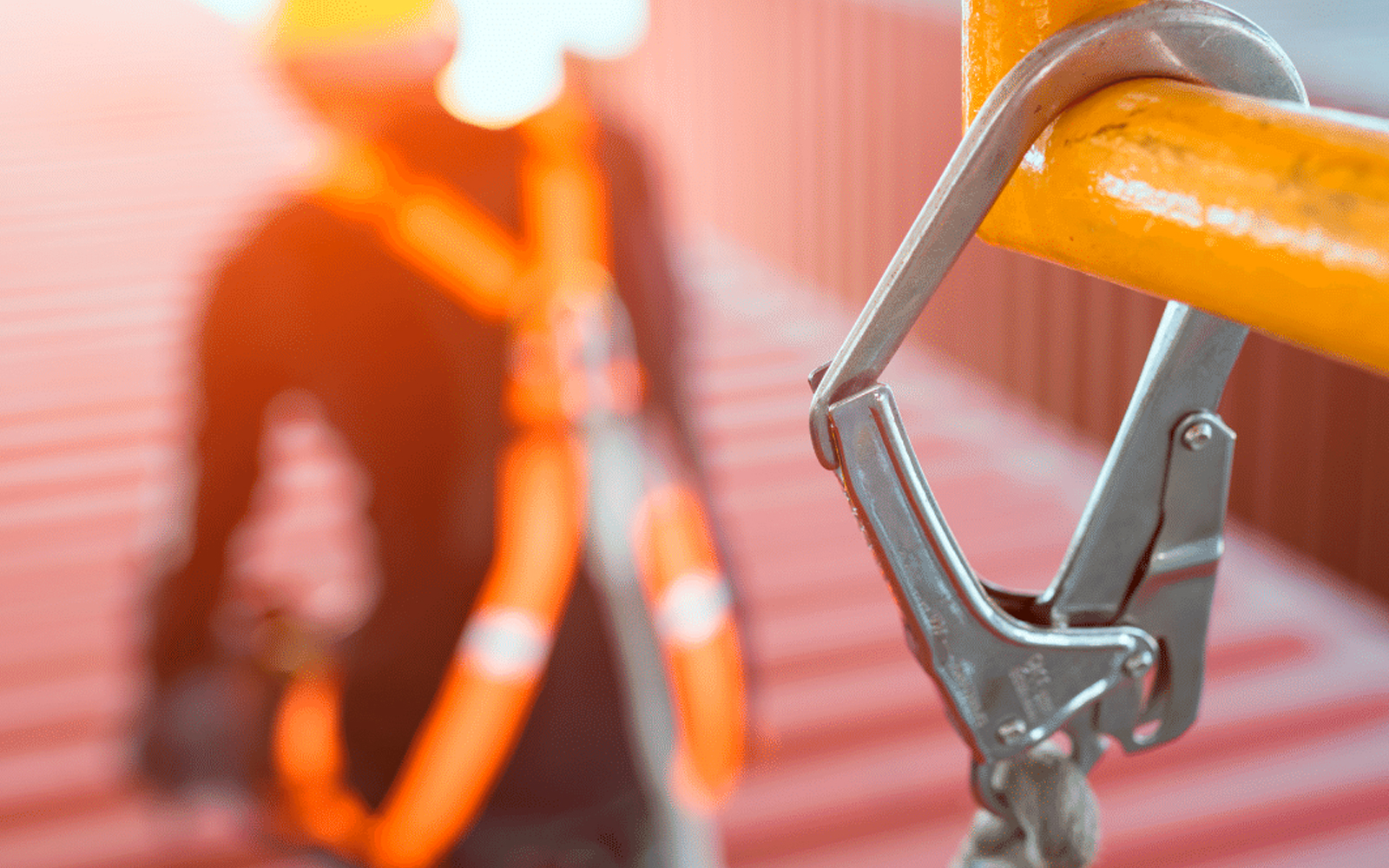 Alpinista industrial inspecionando tubulação em pipe rack